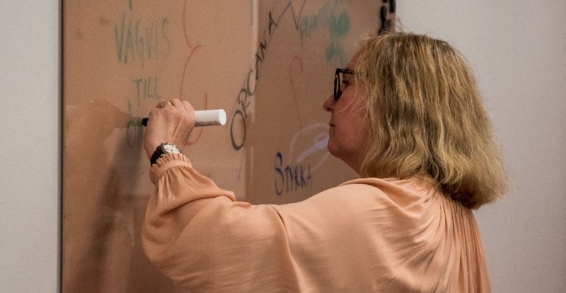 Mötesrum närbild Eva vid tavlan